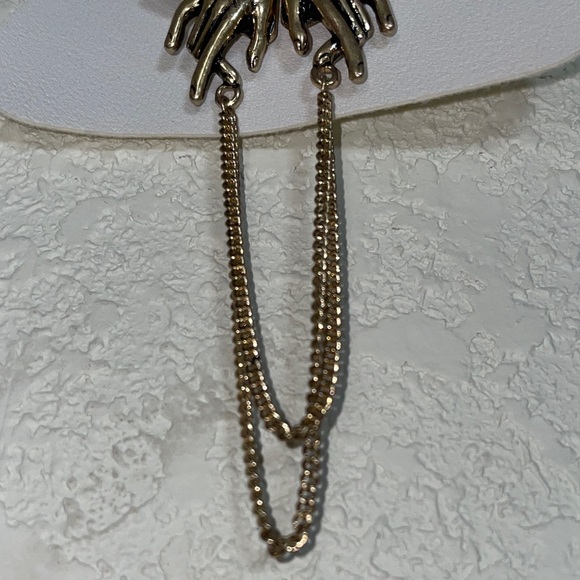 Free People Helping Hands Brooch Pin gold NWT - Picture 4 of 4